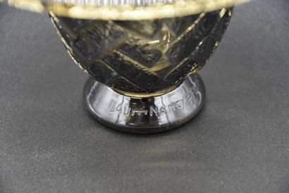 null Art deco cup with geometrical motifs signed Daum Nancy. Height : 11 cm.