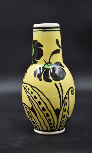 Boch Keramis花瓶，在黄色背景上装饰着风格化的花朵。高度：18厘米。
