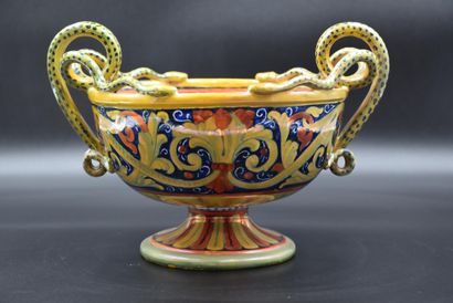 null Vase en faïence italienne dans le goût de la Renaissance, travail vers 1900....