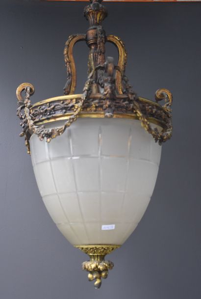 null Lanterne de hall en bronze et verre dépoli. Style Napoléon III Ht : 80 cm. Lantern...