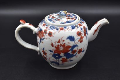 null Antique Chinese porcelain teapot. (Chips on the lid). Height : 14 cm. Width...
