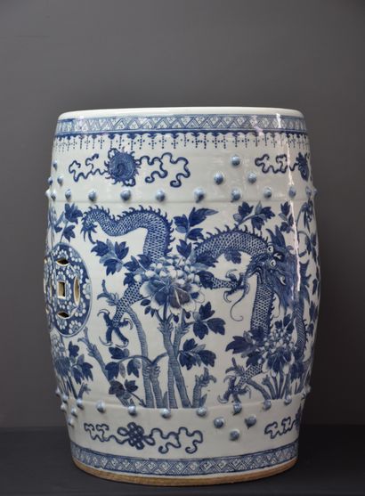 null Tabouret en porcelaine de chine vers 1900 Ht: 48 cm.