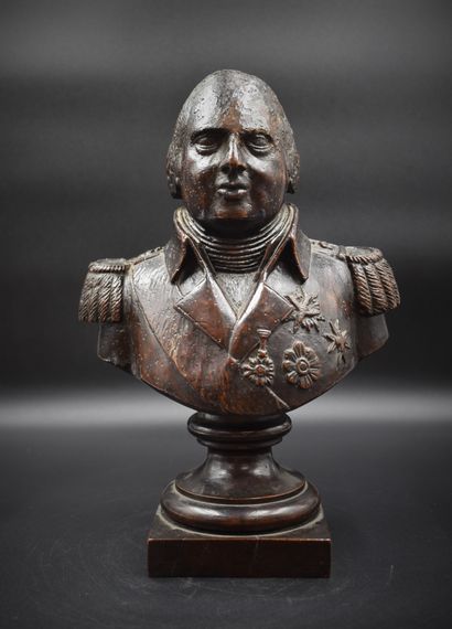 null Carved wooden bust representing Louis XVIII adorned with his medals. Crowned...