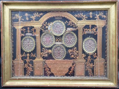 宗教信仰。一对特殊的镀金木制灵位框架，大约在1800年，每个框架包含六个以一年中的12个月命名的奖章，里面有许多小的遗物和它们的标识符。后者被和谐地放置在一个精细切割和丝状的新古典主义建筑中。尺寸：67...
