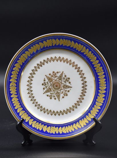 null Pair of Paris porcelain plates from the Empire period. Decorated with a flowery...