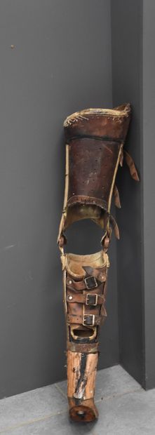 null 军用品。一战拍品包括一个法国军队的假肢和一个1914年的德国头盔外壳。