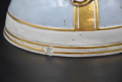 null Importante vierge en porcelaine de Bruxelles, polychromée et dorée Ht : 54 cm....