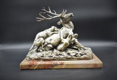 null Groupe en bronze argenté XIX ème, scène de chasse : chiens attaquant un cerf....