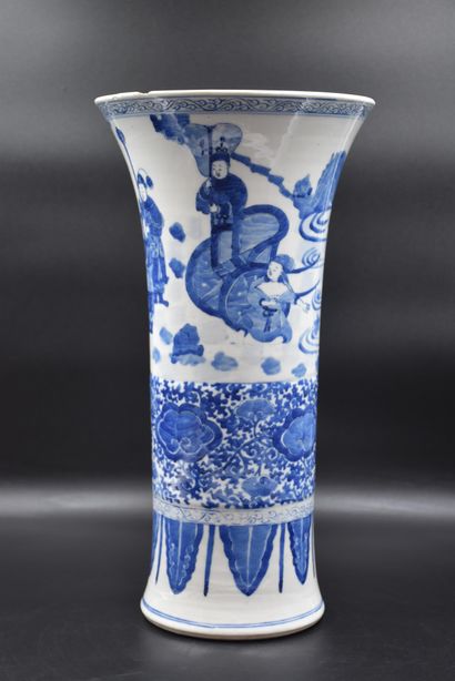 null A Chinese porcelain horn vase from the 19th century. (crack and chip at the...