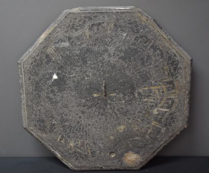 null 蓝色石头的日晷。十八世纪时期。(小缺口，磨损)。直径：45厘米。
