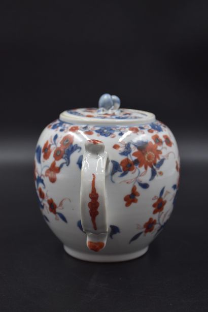 null Antique Chinese porcelain teapot. (Chips on the lid). Height : 14 cm. Width...