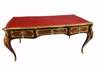 卓越的路易十五风格的平面书桌，在橡木框架上的珍贵木皮。丰富的镀金青铜装饰品。镶嵌...