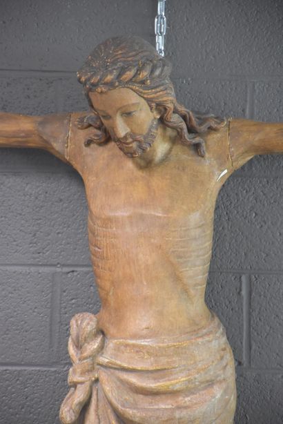 null Important christ néo-gothique en plâtre à patine en trompe l'œil en bois polychromé....