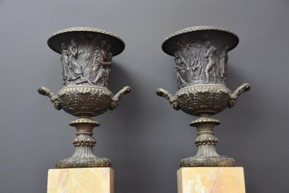 null Pair of craters decorated with antique scenes. Quality work around 1820. Sienna...