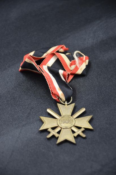 null Lot de 2 médailles allemandes seconde guerre mondiale : Insigne d'honneur du...