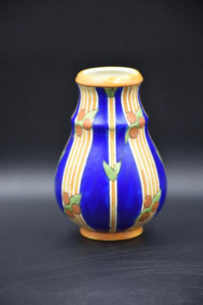 null Vase Boch Keramis à décor de bandes horizontales et de lauriers stylisés. D.786...