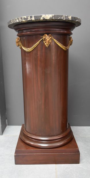 null Pair of round mahogany columns decorated with gilt bronze rams' heads. Old restorations....