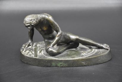 null The dying Gallic warrior. Small bronze from the 19th century. Height : 8 cm....