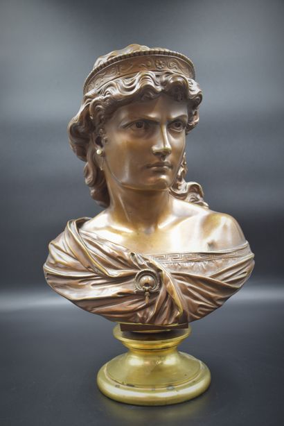 古代风格的妇女半身铜像，带有头饰。签名的理查德。鎏金青铜底座。高度：42厘米。