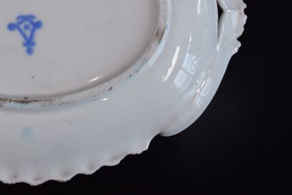 null Plat ovale de forme coquille en porcelaine de Sèvres (?) à décor bucolique peint...