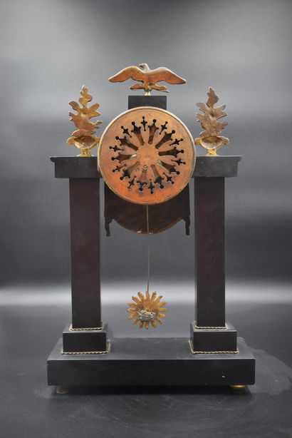 null 一个黑色大理石和鎏金铜的路易十六时期的门廊钟。(无钥匙) 高度：43厘米。