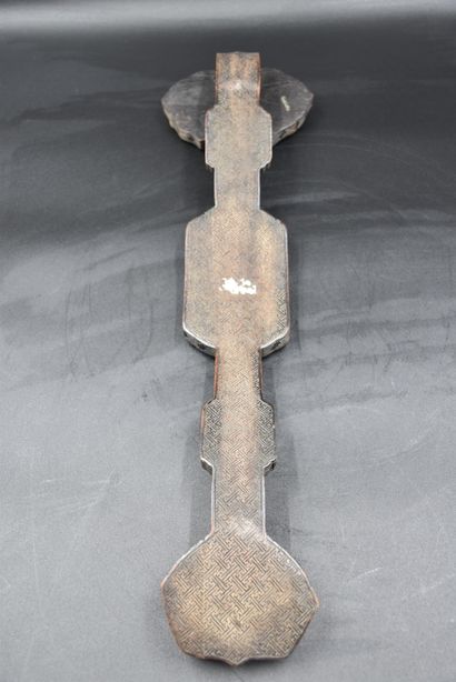 null Sceptre en bois et émaux, Chine XIX ème siècle. Longueur : 56 cm.