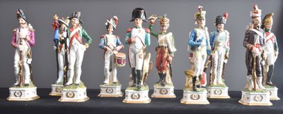 null Collection de soldats en porcelaine représentant Napoléon et ses officiers....