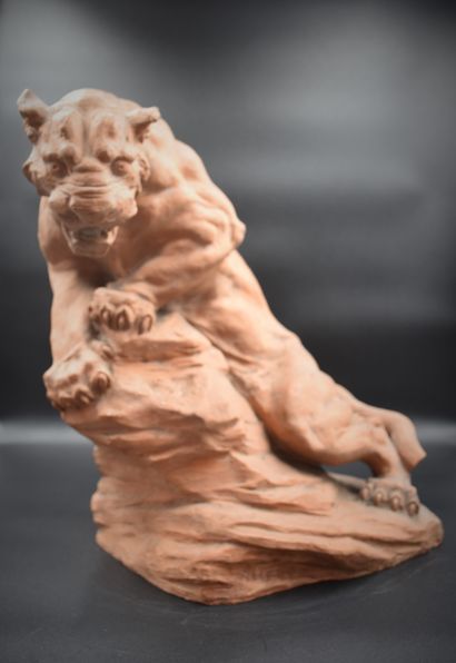 null Tiger on a rock. Imposing terracotta. Parisian work around 1900. Stamp. Height...