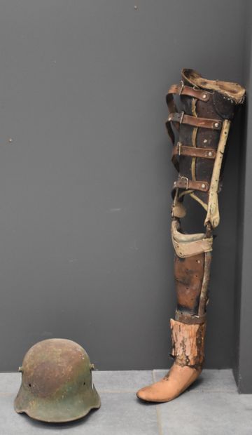 null 军用品。一战拍品包括一个法国军队的假肢和一个1914年的德国头盔外壳。