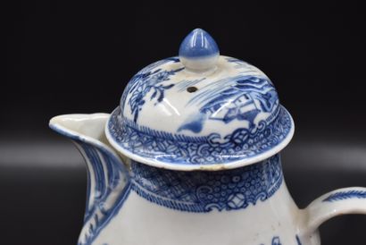 null Cafetière XVIII ème en porcelaine de Chine blanc/bleu à décor pagodes. Ht :...