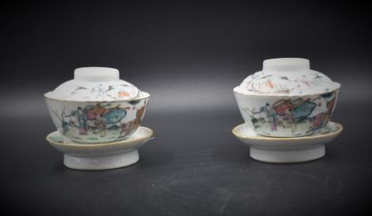 一对中国瓷器盖碗与碟子。