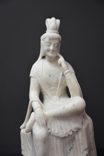 null 
Asian marble sculpture end of the 19th century. Height: 42 cm. Accident to...