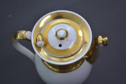 null 布鲁塞尔瓷器的咖啡服务的一部分，有金色的边缘。帝国风格。由一个咖啡壶，一个牛奶壶，八个杯子和碟子以及两个糖果碗组成。一些事故。(指板背面胶合，手柄背面...