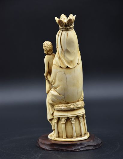 null Vierge à l'enfant en ivoire sculpté (Goa ?) Fin XVII ème / Début XVIIIème. Ht...