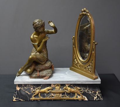 Pierre LE FAGUAY (1892-1962). 
皮埃尔-勒法古埃（1892-1962）。多色青铜的装饰艺术雕塑。镜子前的娇娘。底座为Portor和Turquin蓝色大理石。高度：35厘米。...