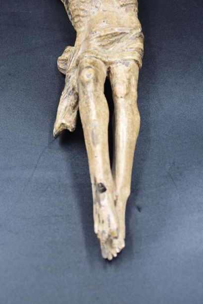 null Petit Christ en bois sculpté fin gothique. Ht : 34 cm.