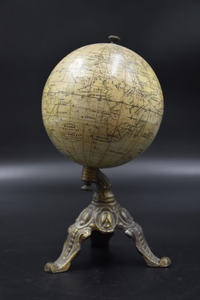 null 大约1880年的地球仪。铸铁材质的脚。莱贝格家。高度：18厘米
