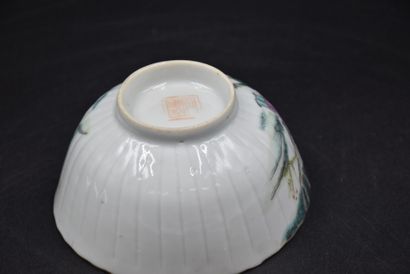 null Paire de bols couverts avec soucoupe en porcelaine de Chine XIX ème siècle.
