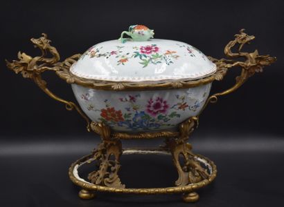 null A Chinese porcelain tureen from the 18th century, with bronze mounts from France...