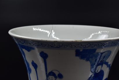 null Vase cornet en porcelaine de Chine XIX ème siècle. (fêle et éclat au col). Ht...