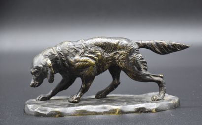 1900年左右的青铜器。猎犬。高度：8厘米。长度：17厘米。