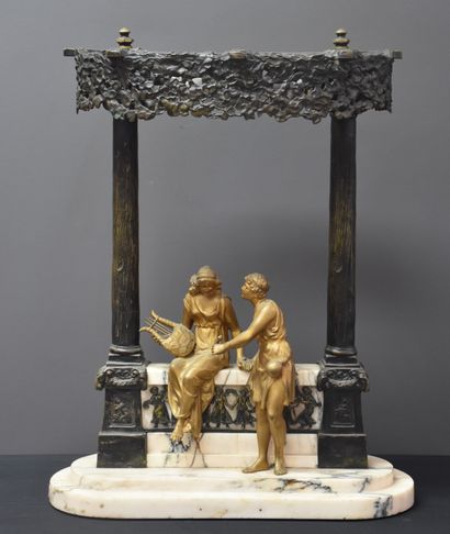 用青铜和大理石做的雕塑是一盏灯。古代人物和拿着琴的缪斯女神。1900/1920年...
