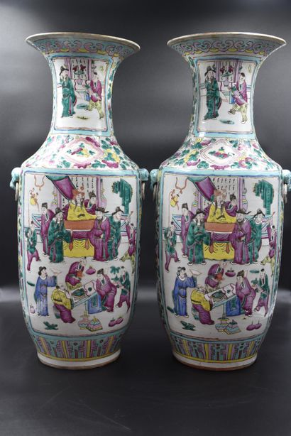 一对19世纪的中国瓷器花瓶。颈部和手柄的事故）。 高度：60厘米。