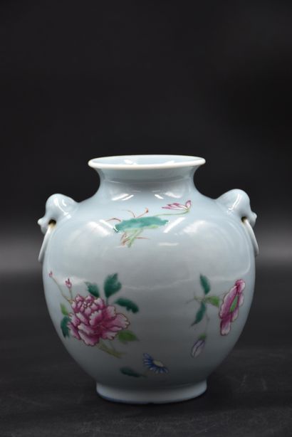 null A Chinese porcelain vase from the 19th century. (Crack in the neck). Height...