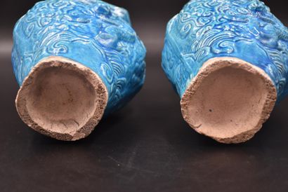 null A pair of turquoise ceramic hexagonal vases. China 19th century. Height : 22...