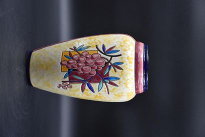 Boch Keramis花瓶，有一串葡萄的珐琅彩装饰。高度：30厘米。