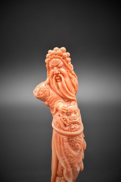 null Chinese coral sculpture finely worked around 1900 representing a warrior adorned...
