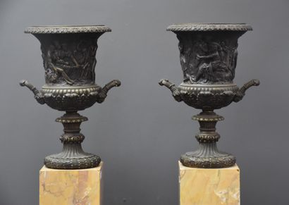 null Pair of craters decorated with antique scenes. Quality work around 1820. Sienna...