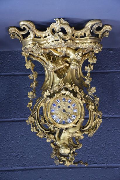 null Rocaille风格的鎏金青铜装饰，带有putti装饰。拿破仑三世时期。美丽的表盘上有一个年轻的巴克斯的浮雕装饰，并饰有珐琅彩的卡口。钟的高度：50厘...