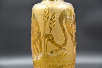 Paul Bernard (1935-1992). 保罗-贝尔纳德（1935-1992）。来自中部地区斯凯尔蒙特的喷砂玻璃花瓶，上面有粉红色的火烈鸟。高度：34...